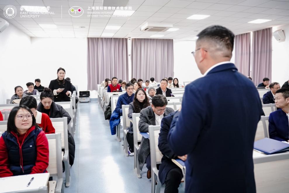 一群人在房间里

AI 生成的内容可能不正确。