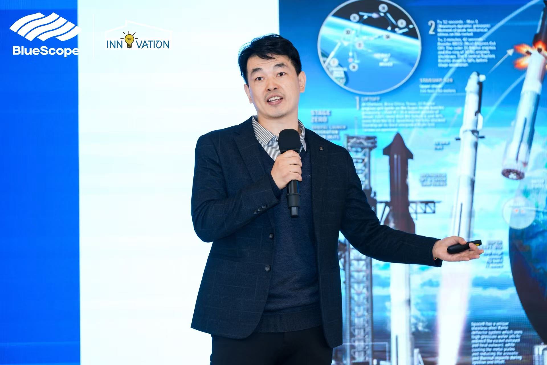 人的照片上写着字

AI 生成的内容可能不正确。