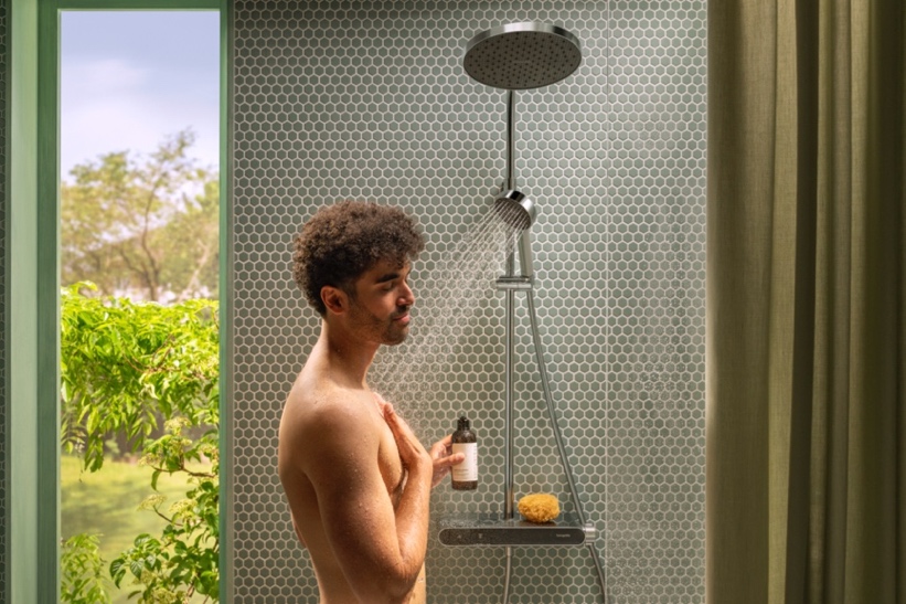 人站在窗户前低可信度描述已自动生成