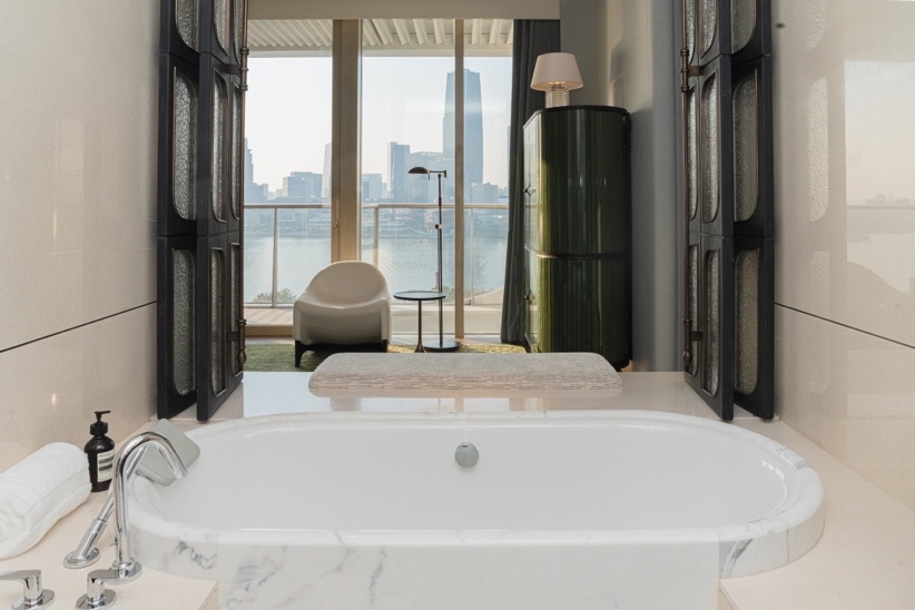 图片包含 室内, 窗户, 水槽, 镜子描述已自动生成