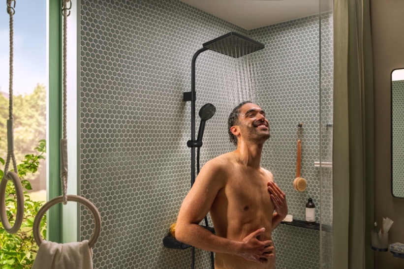 图片包含 人, 室内, 窗户, 女人描述已自动生成