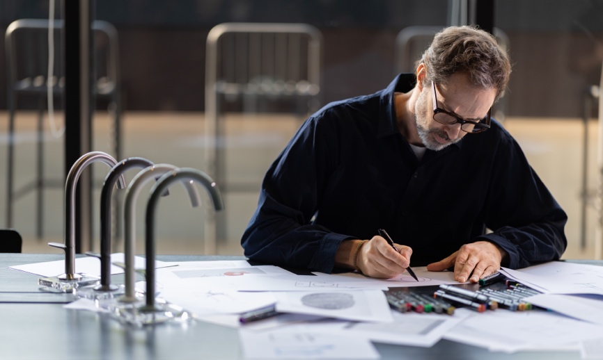 图片包含 桌子, 人, 室内, 男人AI 生成的内容可能不正确。