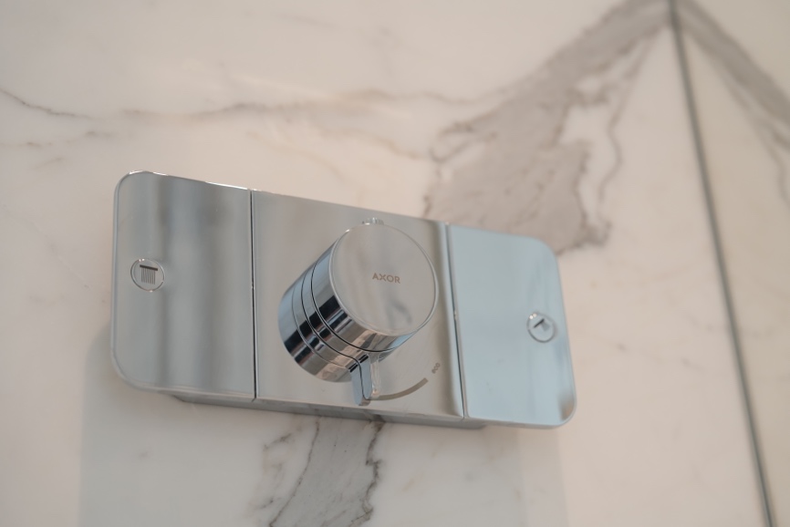 雪地里的摆拍中度可信度描述已自动生成