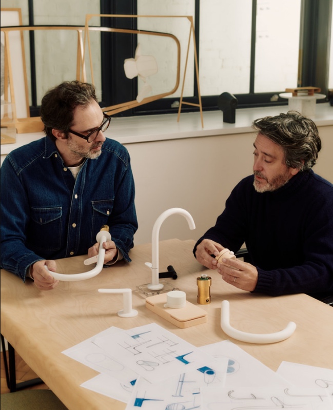 一群人坐在桌子前描述已自动生成