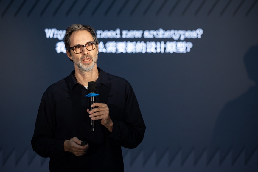 手里拿着男人的照片上写着字AI 生成的内容可能不正确。