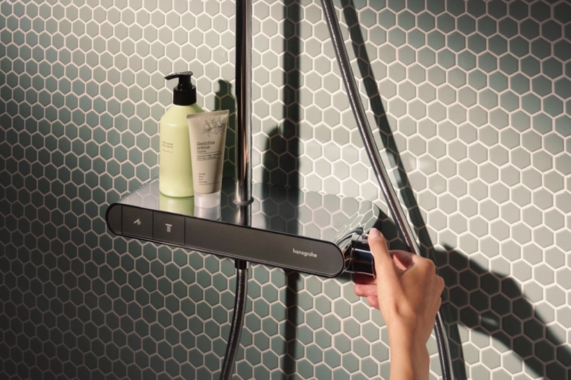 图片包含 室内, 桌子, 大, 男人描述已自动生成